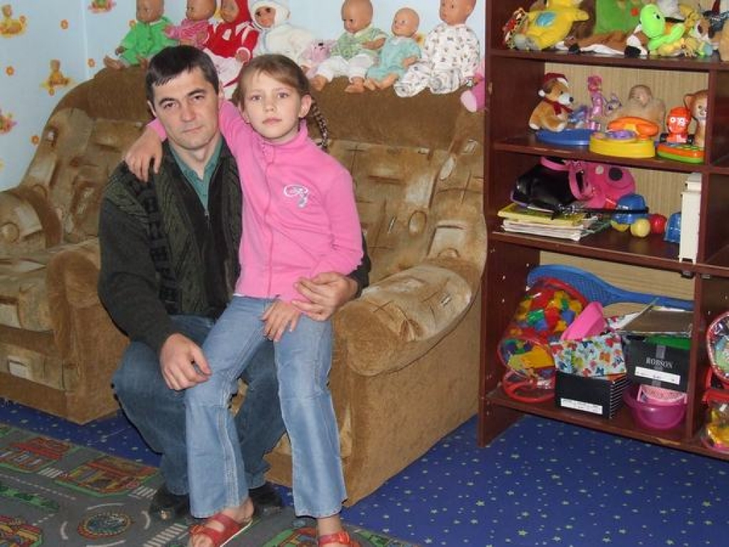 KLUSA DARJAS, ŅIKITAS UN DANIELA ISTABA. Tik skaistā istabā dzīvoja mazākie Ivanovu ģimenes audžubērni. “Tas viss pašu iekārtots”, saka Aleksandrs, bet Amanda skumst pēc mazajiem brālīšiem un Darjas.  