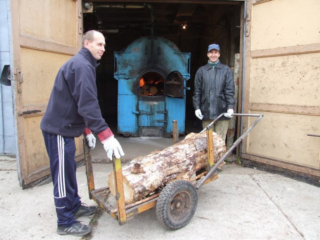 MALKA SAGATAVOTA. Kurinātāji Andris Riekstiņš (no kreisās) un Gatis Vilks pirmajā dienā strādā katlumājā, no kuras apsilda Jaunjelgavas vidusskolu un bērnudārzu.  