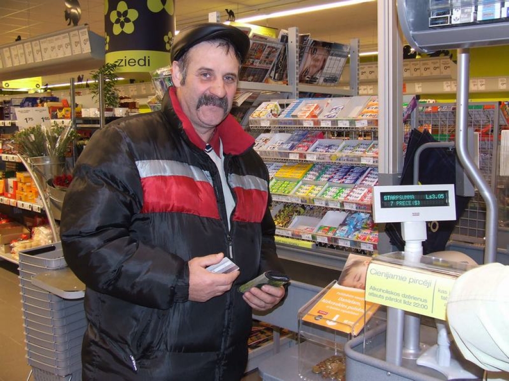 ZIEDO DANIELAM. Zalves iedzīvotājs Vitolds Skadiņš ziedo Daniela ārstēšanai dienā, kad pats izrakstījies no slimnīcas. 