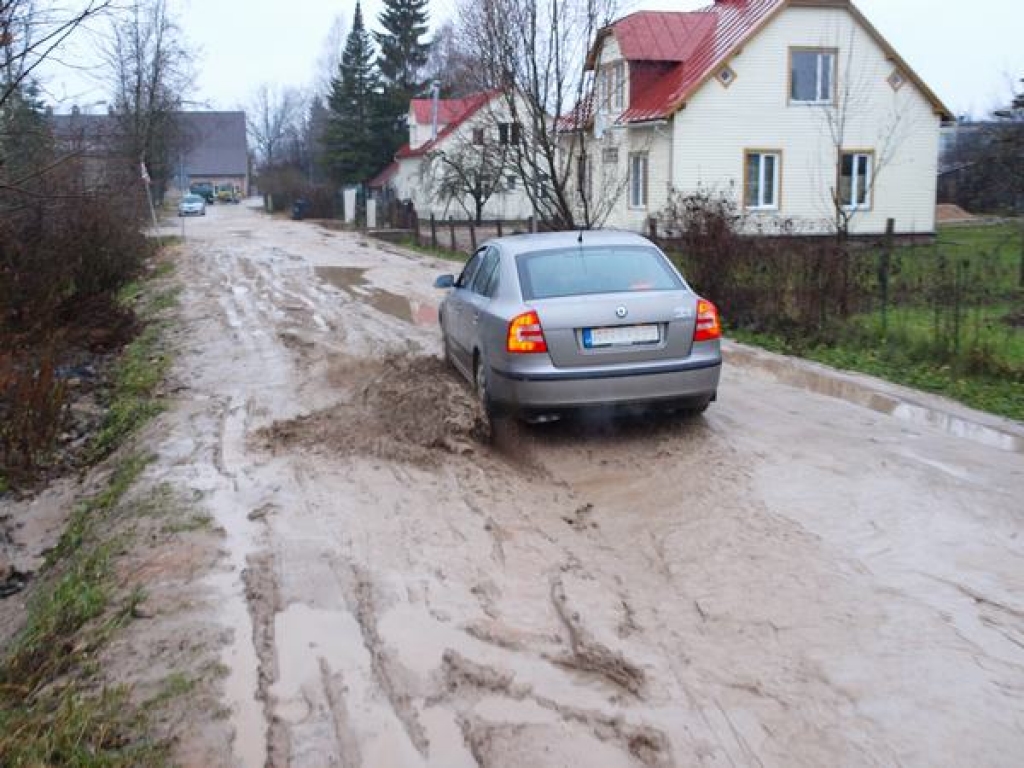 DUBĻU JŪRA. Sporta ielā, starp Sila un Ziedu ielām, brauktuve klāta ar gandrīz desmit centimetru dziļiem dubļiem un ūdeni.