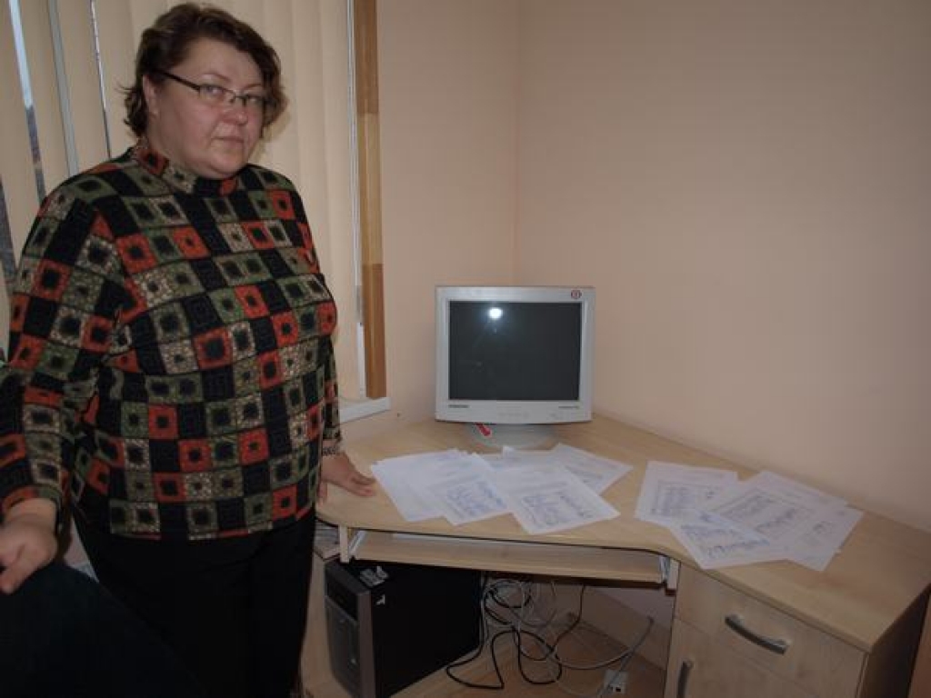 Ar parakstiem uz vairāk nekā desmit lapu. Kurmeniete Ineta Dūmiņa iedzīvotāju  vēlmes apliecinājumu nogādas Vecumnieku novada domē. 