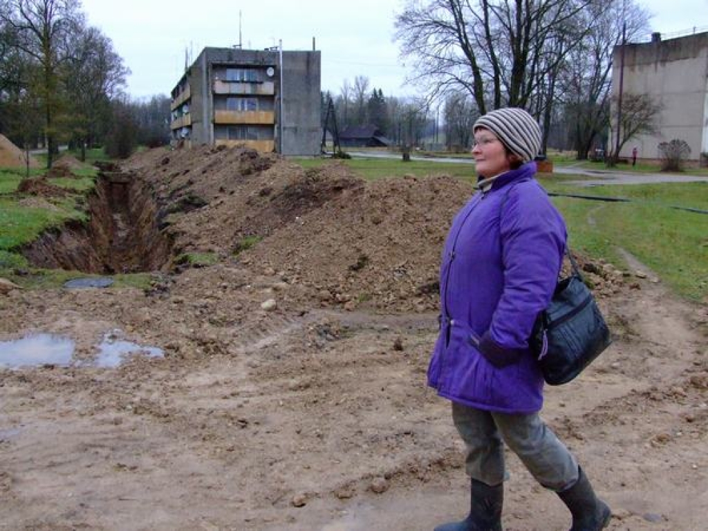 Īslaicīgas neērtības. Staburaga pagasta iedzīvotāji pārrakto ceļu dēļ nepārdzīvo, jo cer saņemt tīru ūdeni nākotnē.