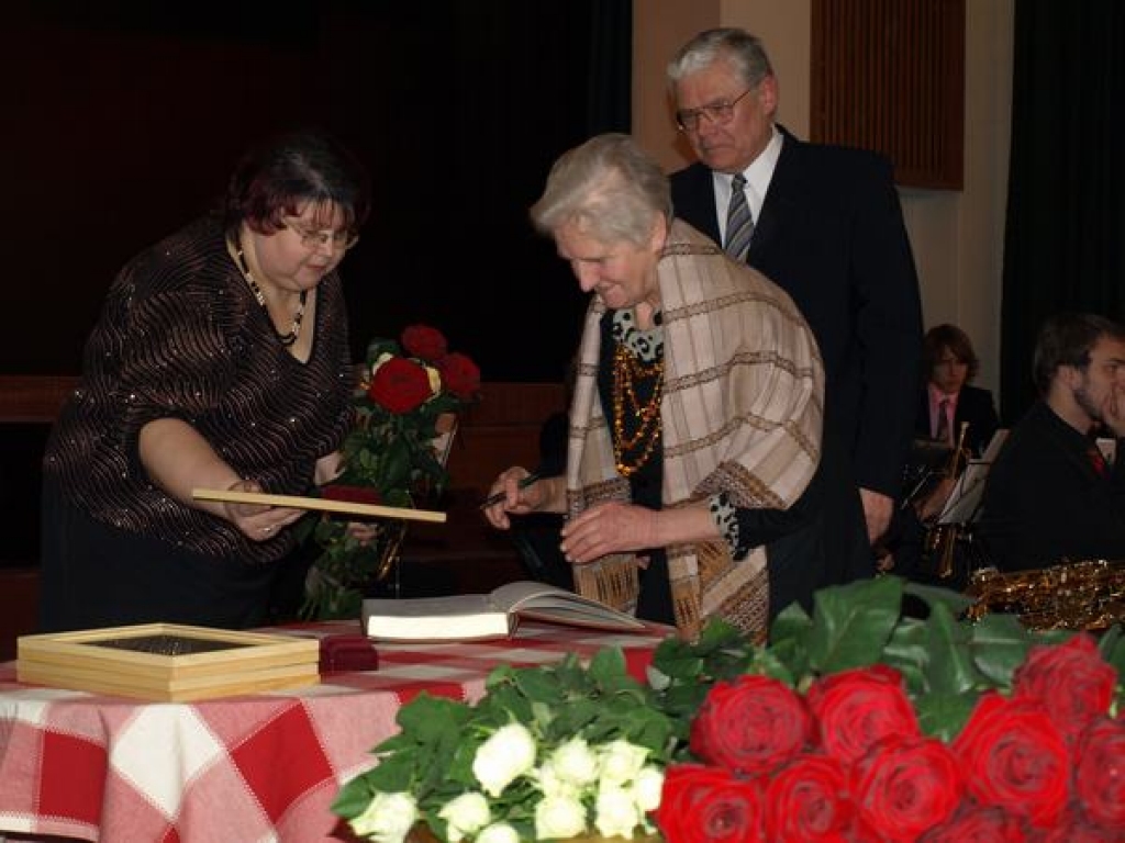 Par nopelniem novada labā. Kokneses novada domes priekšsēdētājs Viesturs Cīrulis (no labās) un sekretāre Dzintra Krišāne sveic Goda pilsoni bebrēnieti Astrīdu Grantiņu (vidū). 