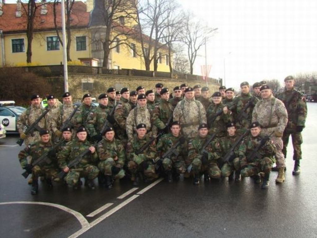 Pirms parādes. Aizkraukles 55. kājnieku bataljona zemessargi un karavīri 18. novembrī pie Prezidenta pils.