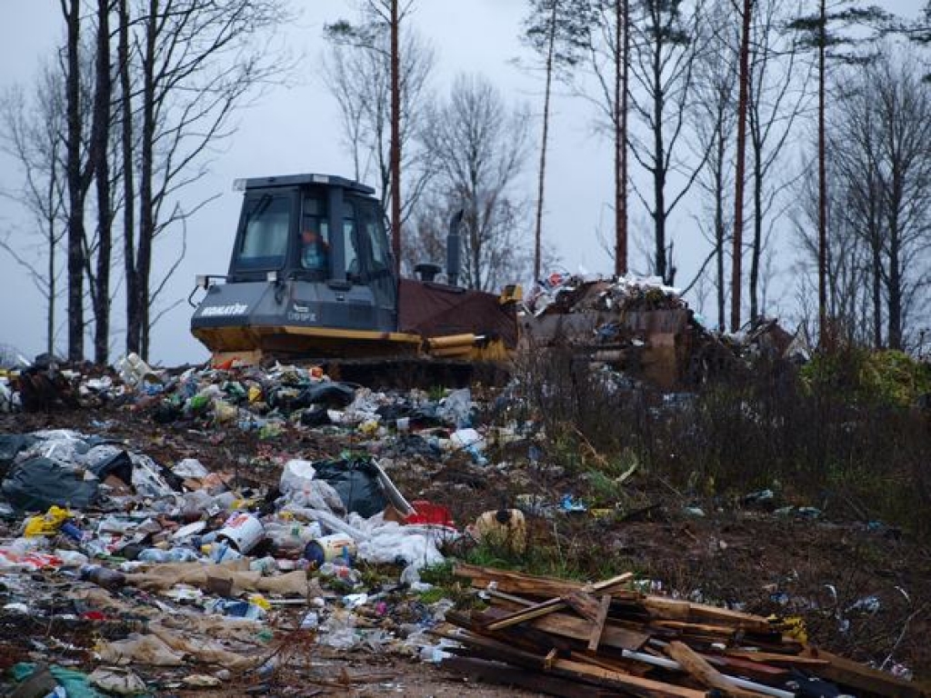 PĀRVEIDOS. SIA “Valkas meliorācija” strādnieki ar jaudīgu tehniku sākuši izgāztuves pārveidošanu.  