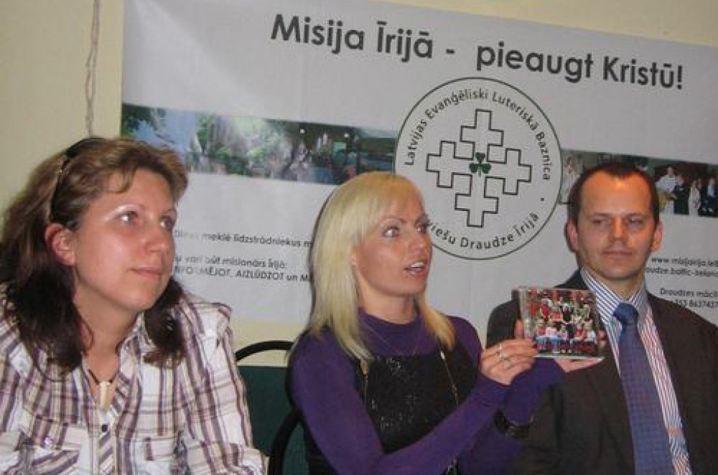 Pirmais. Aizkraukliete Ingūna Grietiņa (vidū) rāda pirmo kompaktdisku, kurā ierakstītas viņas vadītā kora “eLVē” dziedātās dziesmas. Viņai līdzās — apvienības latviešiem Īrijā vadītāja Ilze Tropa un Latviešu biedrības vadītājs Jānis Kargins. 