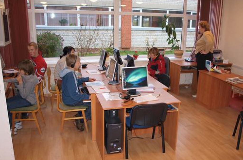 BIEŽĀKIE APMEKLĒTĀJI. Ikdienā Valles bibliotēku visbiežāk apmeklē bērni, lai darbotos ar datoru. 