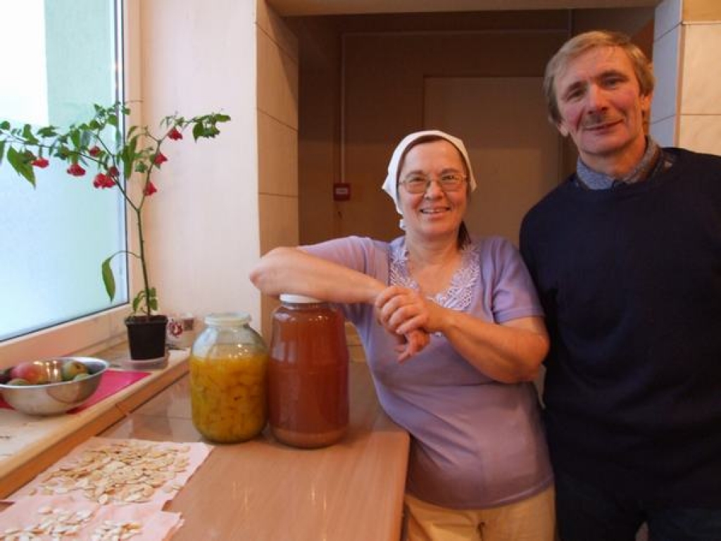Tradīcijas neaizmirst. Bebrēnieši Elza un Mārtiņš Cielavi Mārtiņdienu svin vienmēr.