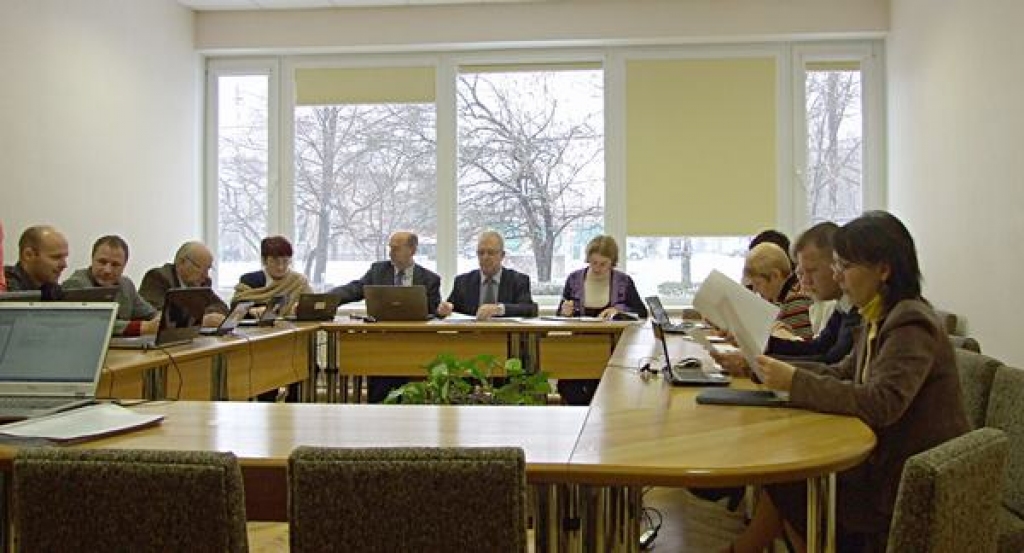 Deputāti lemj par privāto investīciju piesaisti.