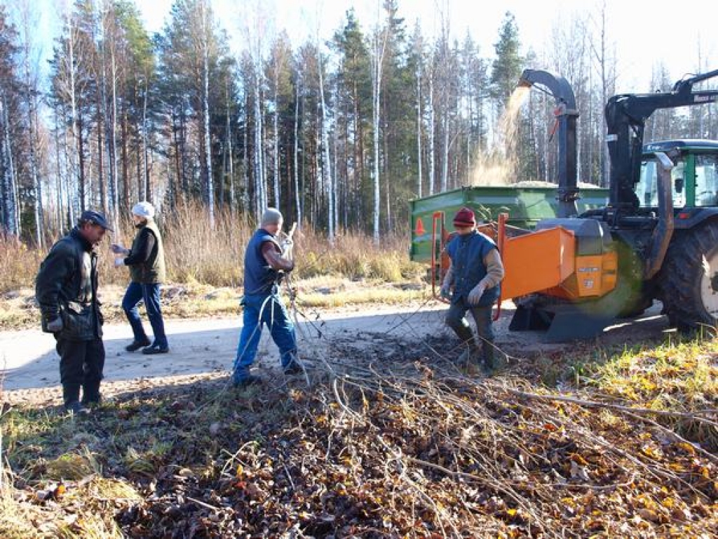 BŪS SILTUMS. Šķeldotājam zarus pienes daudzesieši, kuri saņem GMI pabalstu un tie, kuri iesaistījušies Valsts nodarbinātības dienesta projektā.  