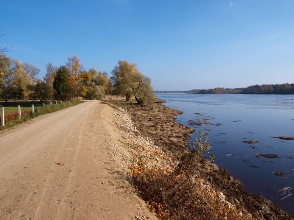 DAMBIS. Tas rekonstruēts apmēram pirms diviem gadiem no Skolas līdz Atvaru ielai, kļuvis augstāks un platāks. Tagad to plāno pagarināt uz Rīgas pusi. 
