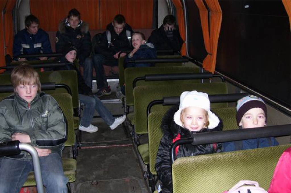 Latvijā slēdza daudzas mazās lauku skolas, trīs arī Aizkraukles reģionā. Tagad daudziem bērniem līdz skolai jābrauc desmitiem kilometru. “Staburags” devās uz Zalves pagastu, kur šogad slēgta pamatskola, lai kopā ar bērniem mērotu ceļu uz...
Autors: Jānis Ozoliņš