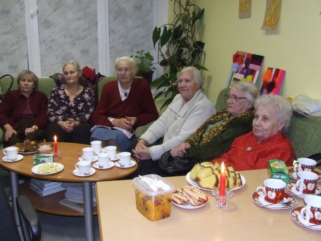 Aizkraukles novada sociālajā centrā ceturtdien uz vakarēšanu pulcējās dienas centra “Pīlādzis” rokdarbnieču klubiņa dalībnieces. Sievietes cienājās ar līdzpaņemtajiem pašu gatavotajiem ēdieniem, dalījās to gatavošanas pieredzē, izrādīja...
Autors: Guna Mikasenoka