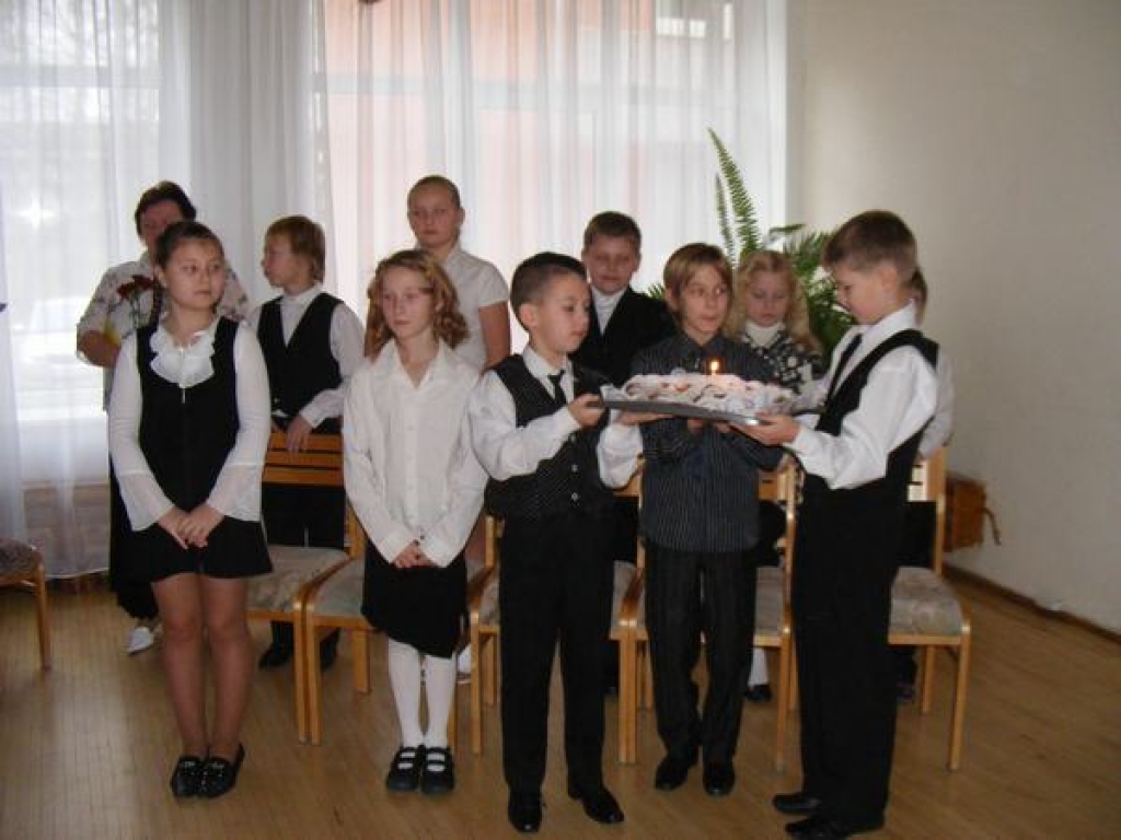 Atsaucoties vairāku sabiedrisko organizāciju aicinājumam, mēs, Aizkraukles pagasta sākumskolas bērni un pieaugušie, pirmssvētku laiku dzīvojam trīs labo darbu zīmē. 