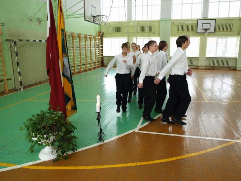 A. Upīša Skrīveru vidusskolā notika tradicionālā audzēkņu ierindas skate. Tajā piedalījās 9. — 12. klases skolēni. Viņu soļotprasmi vērtēja kompetenta žūrija, kuru vadīja Saeimas un Valsts prezidenta drošības dienesta rezerves majors...
Autors: Indulis Burka