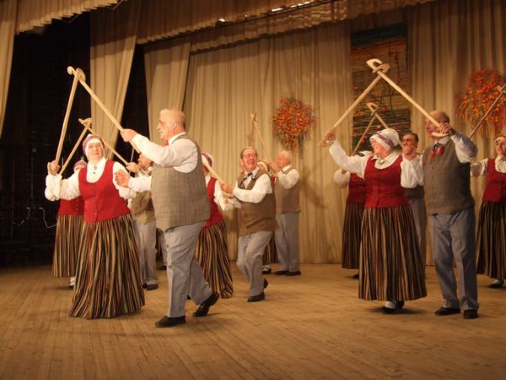 Sestdien Aizkraukles pagasta kultūras namā ar koncertu 25 gadu jubileju svinēja vidējās paaudzes deju kolektīvs “Aizkrauklis”.