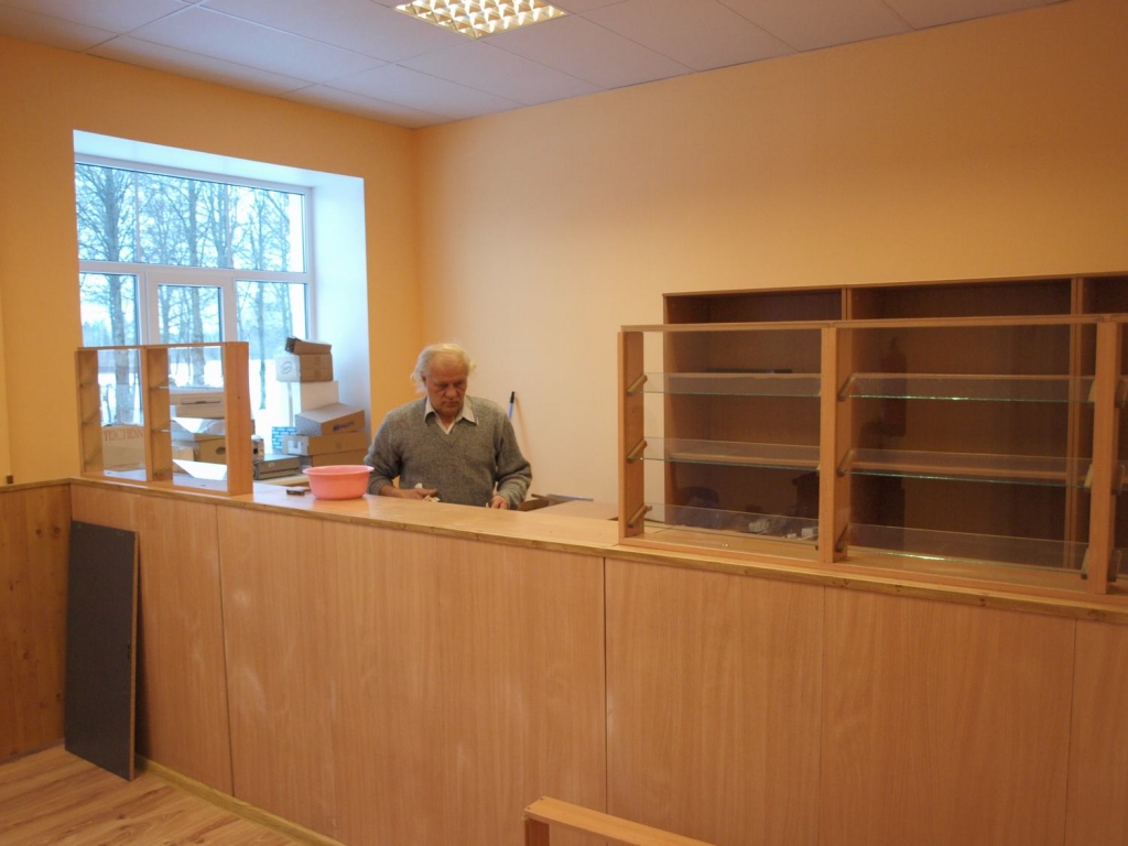 Pēdējie labiekārtošanas darbi. No šodienas Kurmenes pastā klientus pieņem jaunās telpās. 