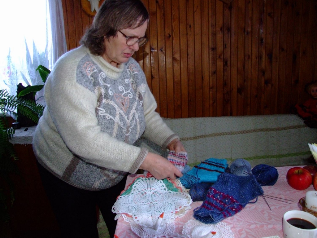 Dāvanas tuviniekiem. Gunta Poriete savējiem mīļajiem dāvinās pašadītus cimdus un zeķes.