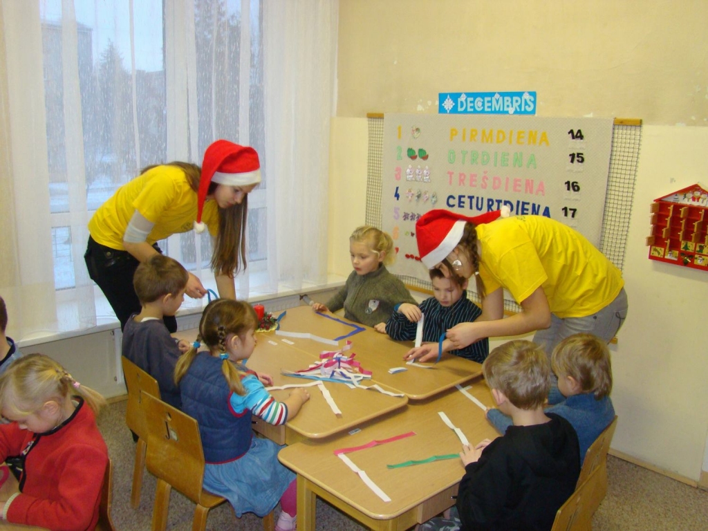 KOPĀ AR RŪĶIEM. Aizkraukles BJC biedrības “Galaktika” jaunietes bērnudārzā “Saulīte” māca gatavot rotājumus. 
