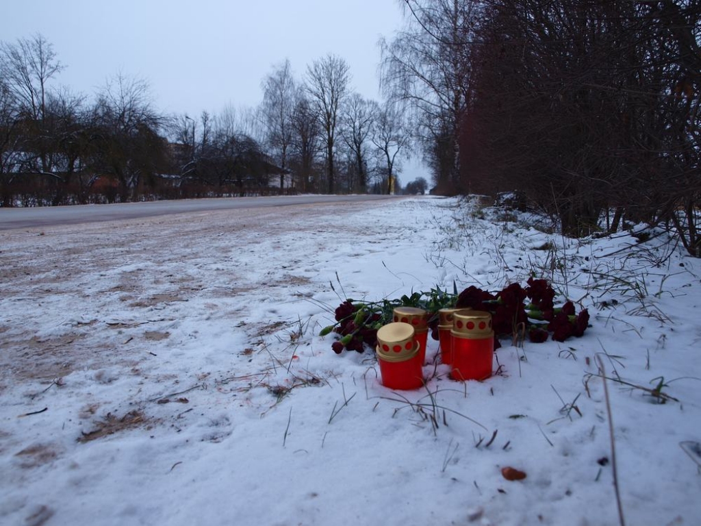 PIEMIŅAI. Rīgas ielā, pie autobusu pieturas, sniegā sagūluši ziedi, klusi plīvo sveču liemiņas. 