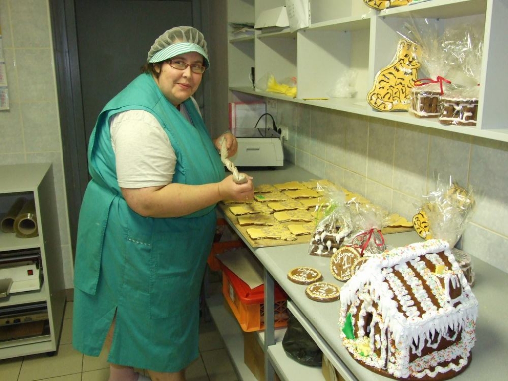 Pieredzējusi meistare. SIA “Meduslācis” konditore Sandra Zaleska dienā var izveidot trīsdesmit piparkūku mājiņu.