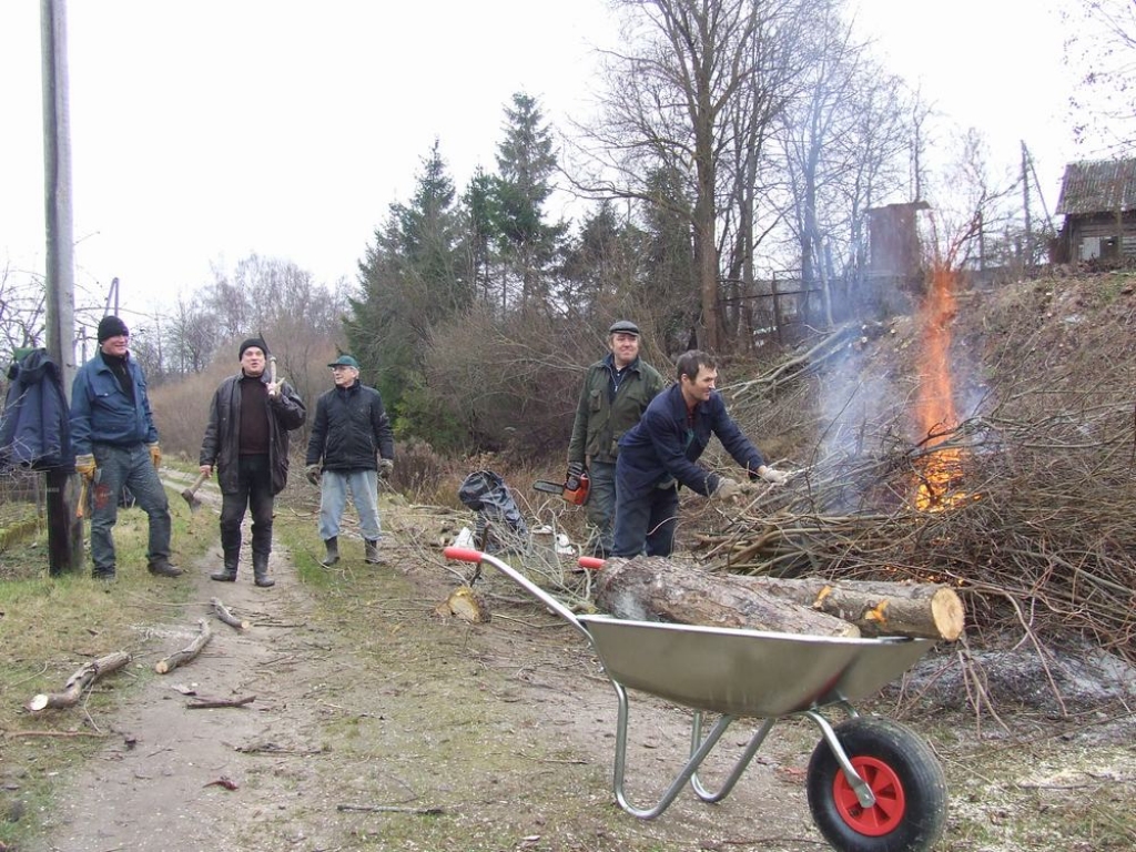 Izdevīgi pašiem un citiem. Aizkrauklē sakopj ne tikai pilsētu, bet arī vasarnīcu teritoriju. Tur ik dienu strādā trīs līdz pieci vīri un paveikts jau daudz.