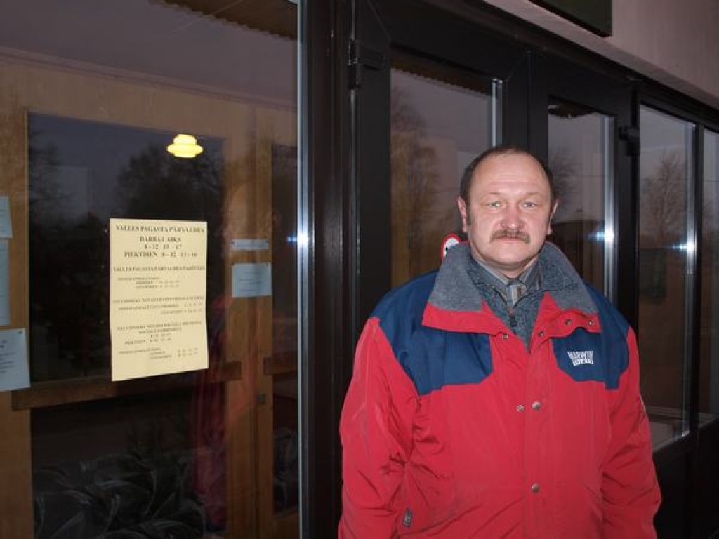 Strādās divos pagastos. Valles pašvaldības aģentūras vadītāju Ziedoni Jankužu darba apjoma palielināšana neuztrauc. Ja vajadzēs, “paņems” arī Kurmeni un Bārbeli.