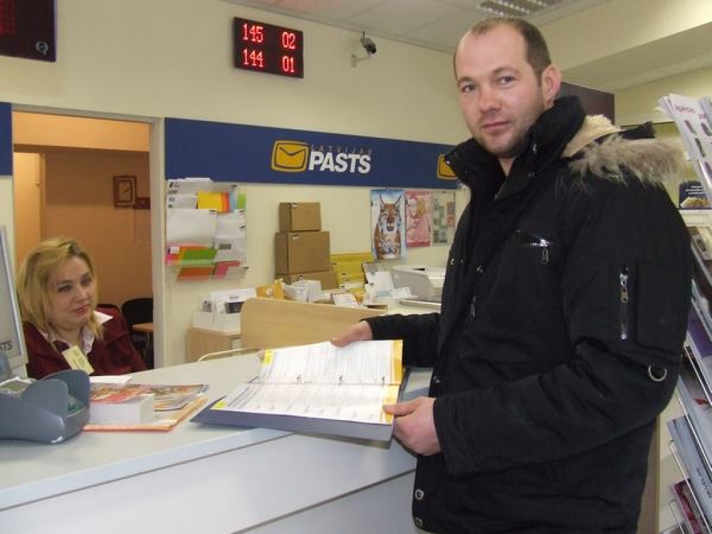 Uzticīgs “Staburagam”. Pasta centrā “Aizkraukle” katalogā piedāvātos preses izdevumus pēta aizkrauklietis Ingars Roštoks. Tāpat kā citus gadus, arī šogad viņš abonēs vietējo laikrakstu “Staburags”.