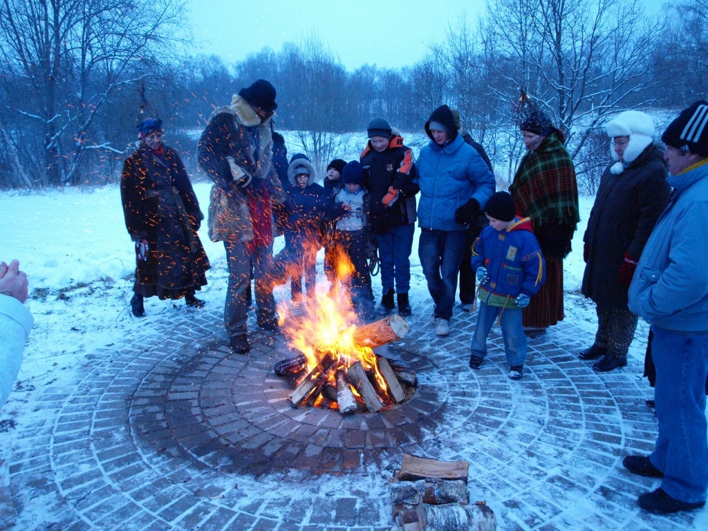 Šodien aizkraukliešism, kopā ar Latvijas Universitātes folkloras deju kopas “Dandari” dalībniekiem bija iespēja cauri pilsētai vilk bluķi un līdz ar to ugunskurā sadedzināt visas nelaimes. Iespējams, aukstā laika nobaidīti, šo iespēju...
Autors: Indulis Burka