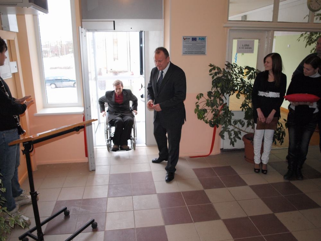Pļaviņu novada ģimnāzijā šodien atklāja pacēlāju, lai skolā varētu mācīties bērni ar kustību traucējumiem. To izmantos arī informātikas skolotājs Aldis Lazda, kurš pārvietojas ratiņkrēslā. 