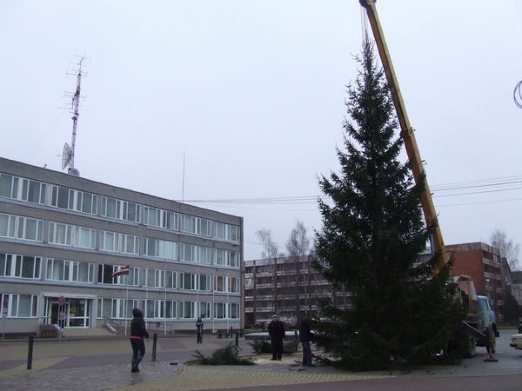 Šodien no Sunākstes — Daudzevas mežiem atvestas un Aizkraukles centrālajā laukumā un Aizkraukles pagastā pie daudzdzīvokļu mājām uzstādītas svētku egles.
Autors: Guna Mikasenoka