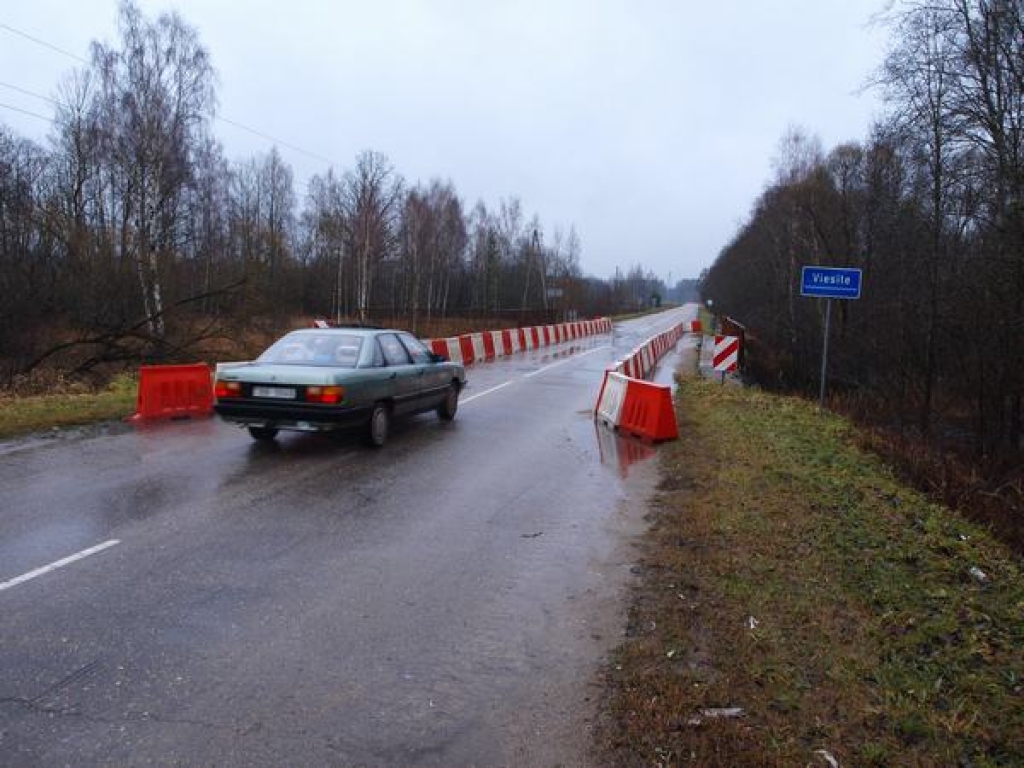 Autoceļa Nereta—Vecumnieki—Subate 30. kilometrā ierobežota satiksme pār Viesītes tiltu. Automašīnas te var braukt tikai pa vienu joslu.
Autors: Indulis Burka
