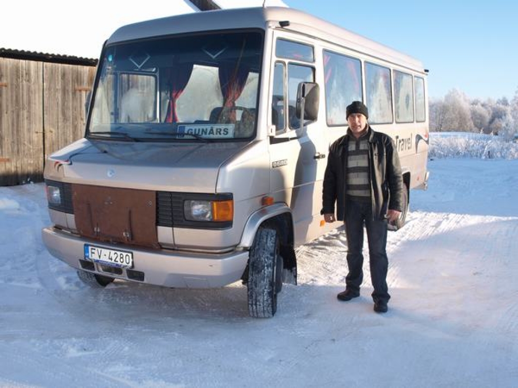 SKOLAS AUTOBUSS. Gunārs Ločmelis gatavs doties ceļā, lai bērni no Staburaga pagasta nokļūtu skolā un mājās.