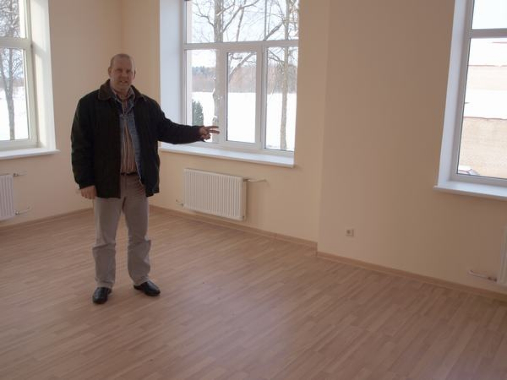 JAUNAS TELPAS. — Te jau nākamnedēļ mācīsies paši mazākie kurmenieši, — teic Kurmenes pagasta pārvaldes vadītājs Agris Kondrāts.