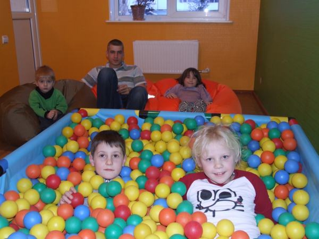 Prieks ir bumbās! Bērni un sociālais darbinieks Imants Ungurs priecājas par Ziemassvētku vecīša dāvanu. 