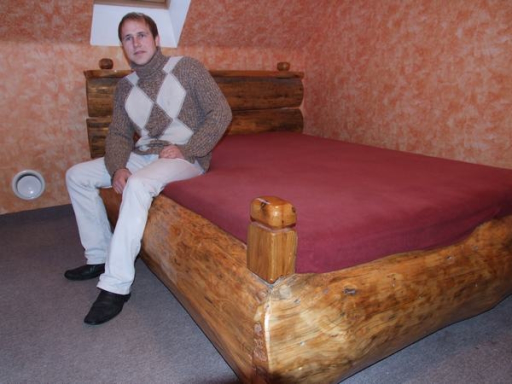 Pats savā gultā. Kārlis Rupenheits kritušajiem kokiem dāvina otru mūžu. 