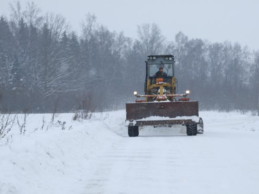 Tīra arī remontējamā autoceļa Aizkraukle —  Sece posmu. 