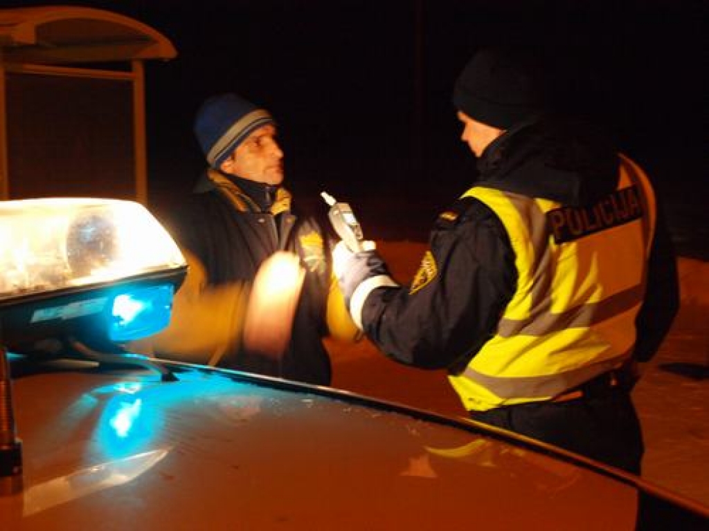 Valsts policija (VP) naktī uz sestdienu visā Zemgalē rīkoja reidu, kura laikā tika pārbaudīts simtiem autovadītāju, viņu vadīto spēkratu un gājēju. Šajā reidā Zemgales reģiona policijas darbinieki dežurēja ikdienā neierastās vietās, jo...
Autors: Indulis Burka