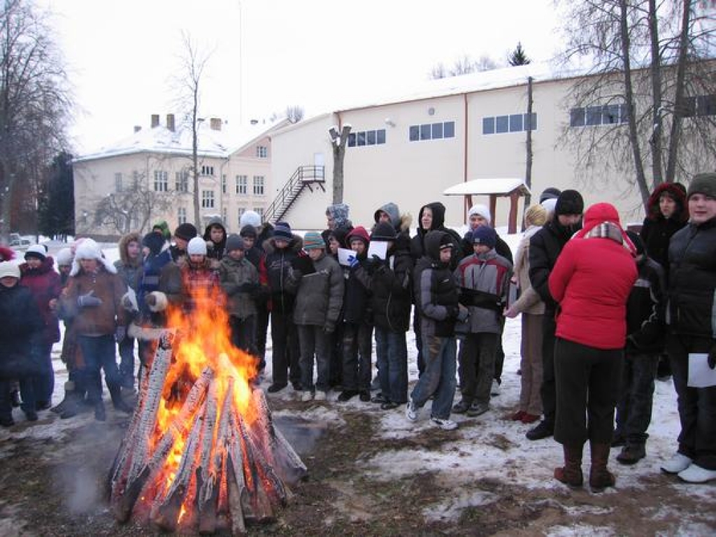 Daudzeses pamatskolas skolēni un skolotāji vienu mācību stundu trešdien, 20. janvārī, pavadīja skolas pagalmā pie ugunskura. Vēstures skolotājas Ineses Mirekas mudināti, paši skolēni atgādināja barikāžu laika notikumus Viļņā un Rīgā....