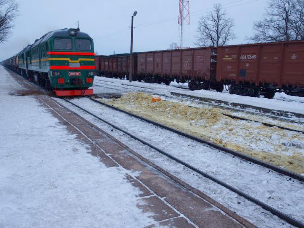 Šonakt, dažas minūtes pēc pusnakts, Kokneses dzelzceļa stacijā no kravas vilciena izplūda aptuveni tonna dīzeļeļļas. Lielākais eļļas daudzums jau savākts. Pasažieru vilcienu satiksme nav kavēta.
Autors: Indulis Burka