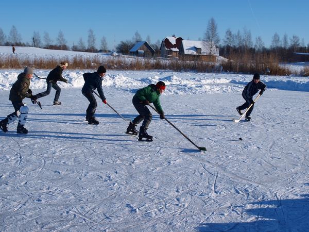 Šajā mācību semestrī Valles vidusskolā sporta stundas notiek lielākoties uz aizsalušā dīķa turpat pie skolas. Bērnu balsis tur nenorimst arī pēc stundām, kad līdz pat tumsai notiek gluži vai vietējais hokeja čempionāts.
Autors: Indulis Burka