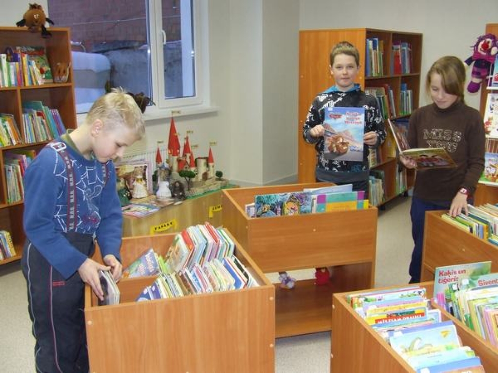 Šodien ar rekonstruētās Aizkraukles pilsētas bibliotēkas atklāšanu atzīmēja 43. gadskārtu, kopš Aizkrauklei piešķirtas pilsētas tiesības.
Autors: Sarmīte Drapāne