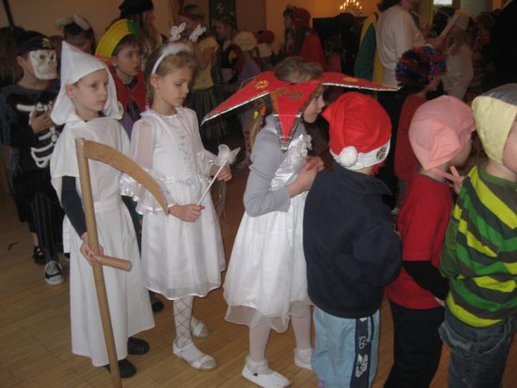 Aizkraukles pagasta sākumskolā notika Jaungada karnevāls ''Satikšanās prieks''.