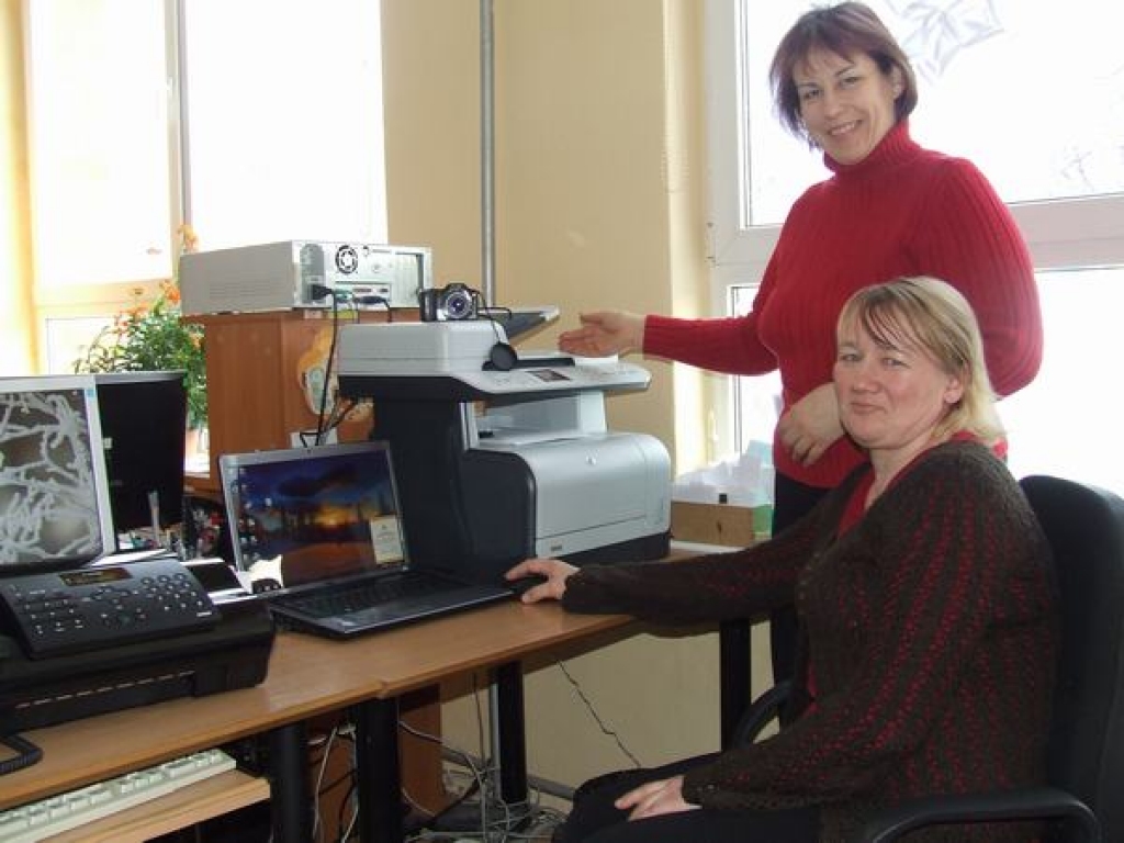 Nebūs atkarīgas no citiem. Astra Saveļjeva (sēž) un Zeltīte Odiņa apgūst iegādāto tehniku, kas atvieglos ikdienas darbu. 