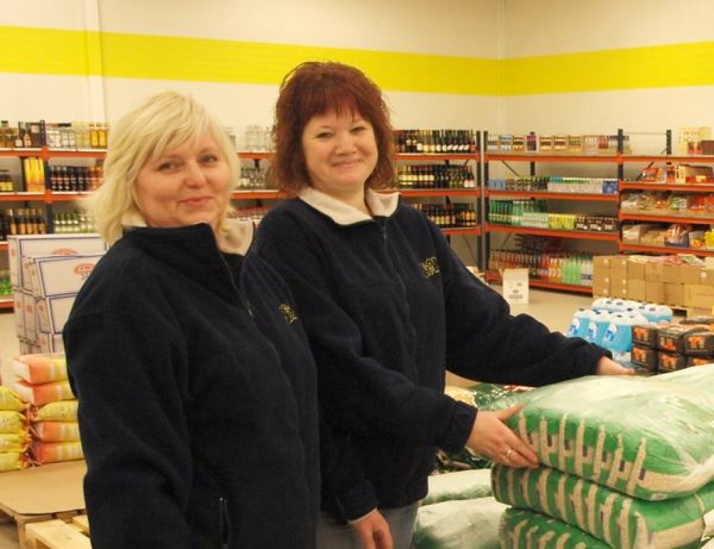 Preces jau veikalā. Veikala “Labais” vadītāja Ļubova Grinsone (no kreisās) un maiņas vadītāja Ieviņa Mačuļska preces izvieto plauktos un uz paletēm.