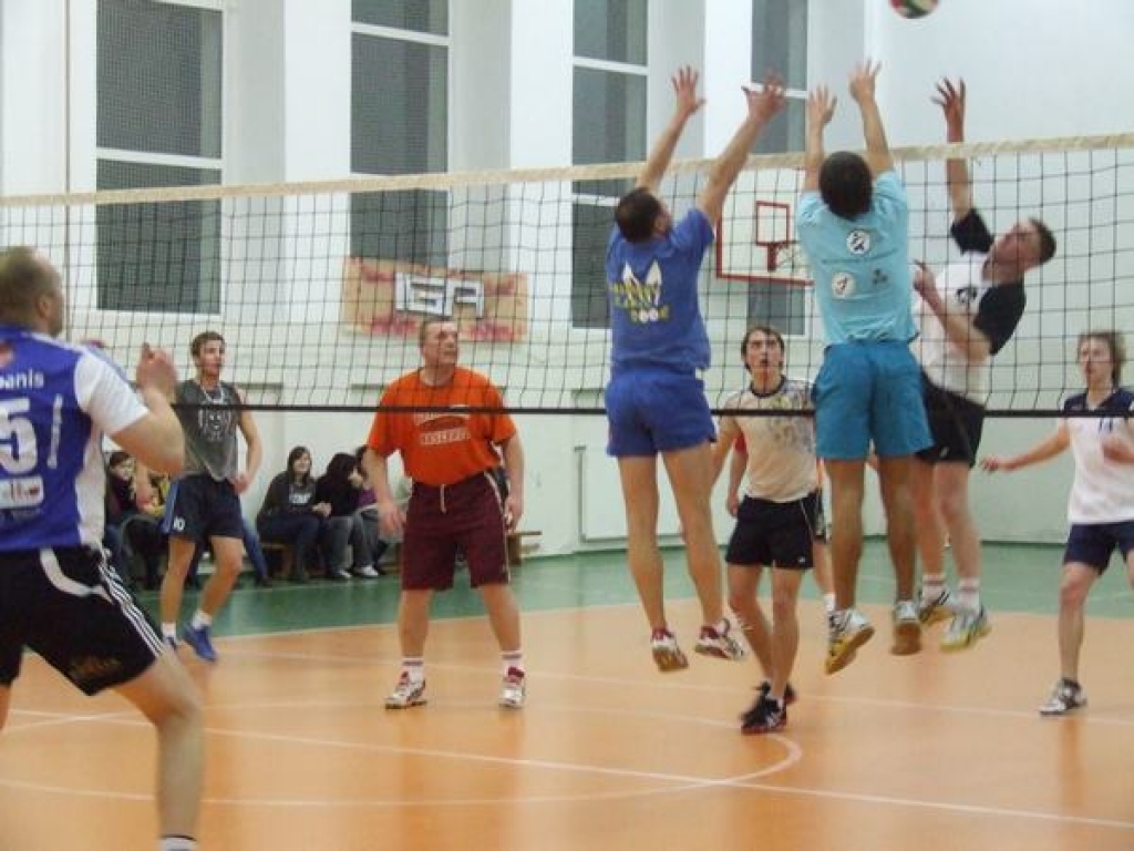 SPRAIGA CĪŅA. Pirmajā spēlē tikās ģimnāzijas komanda un Bebru volejbolisti.