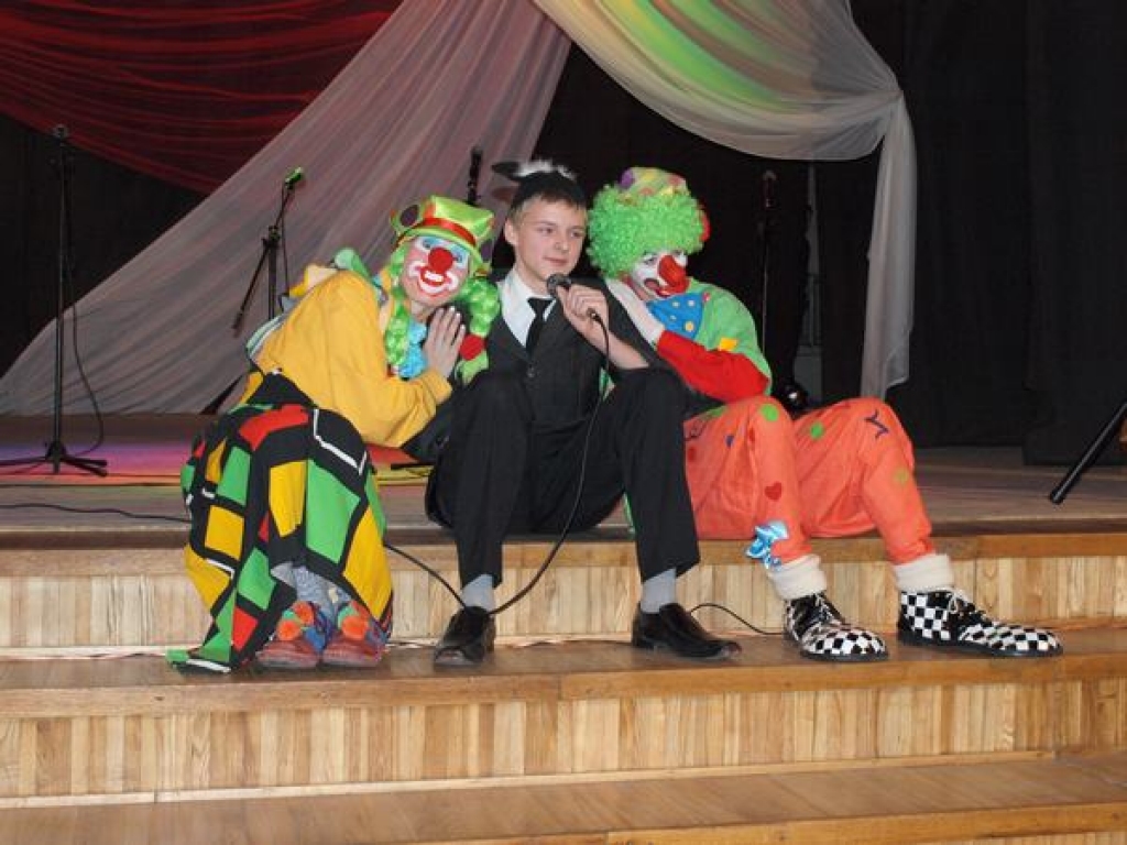 “EKRĀNS BALTS UN NEPARASTS” — dzied Andris Zvagulis. Noskaņu viņam palīdz radīt klauni.