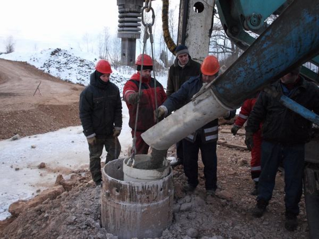 SALU IGNORĒ. SIA “Viadukts” strādnieki betonē tilta pār Pērsi balstus.