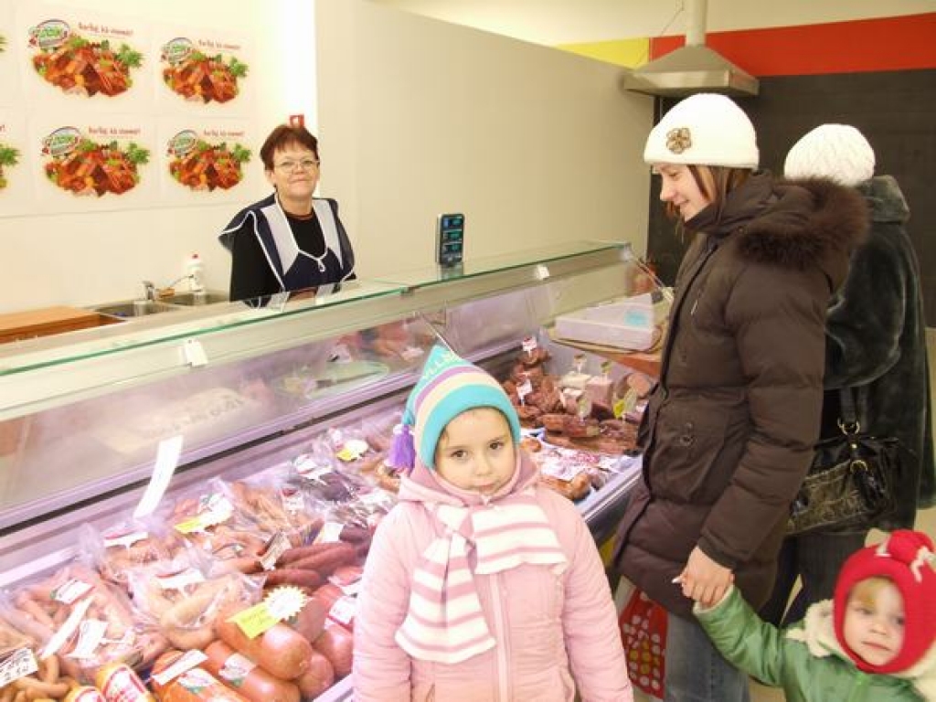 Garšīgi un lēti. Pārdevēja Dzintra Jākobsone teic, ka pircēju iecienītākais produkts ir gaļas maize ar papriku.