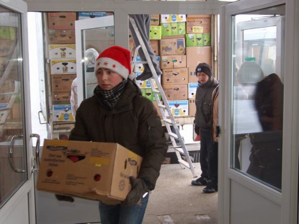 Viss noderēs. Palīdzības sūtijumu izkraut bija ieradušies arī Jaunjelgavas vidusskolas vecāko klašu skolēni. 